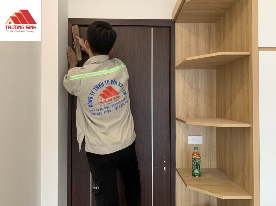 Cố định cánh cửa vào vị trí chính xác